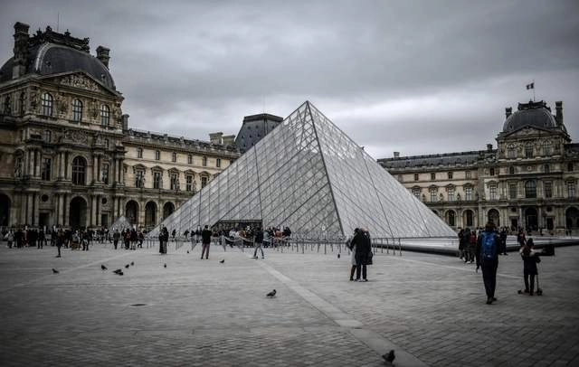 El Museo de Louvre permaneció cerrado por el temor de contagiarse con Covid-19. Foto Afp