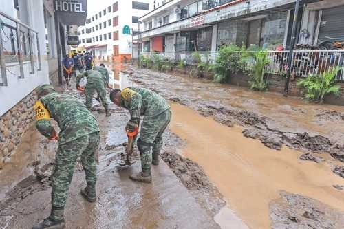 Elementos del Ejército, la Marina, autoridades municipales de Puerto Vallarta y estatales de Jalisco quitaron escombros y auxiliaron a personas afectadas en la zona centro de esa ciudad tras el paso del huracán Nora. Foto ‘La Jornada’