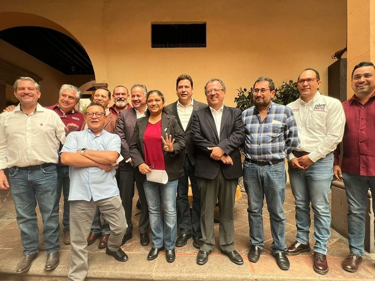Liderazgos de los partidos en Querétaro posan para la foto a medios. Foto Andrea Becerril