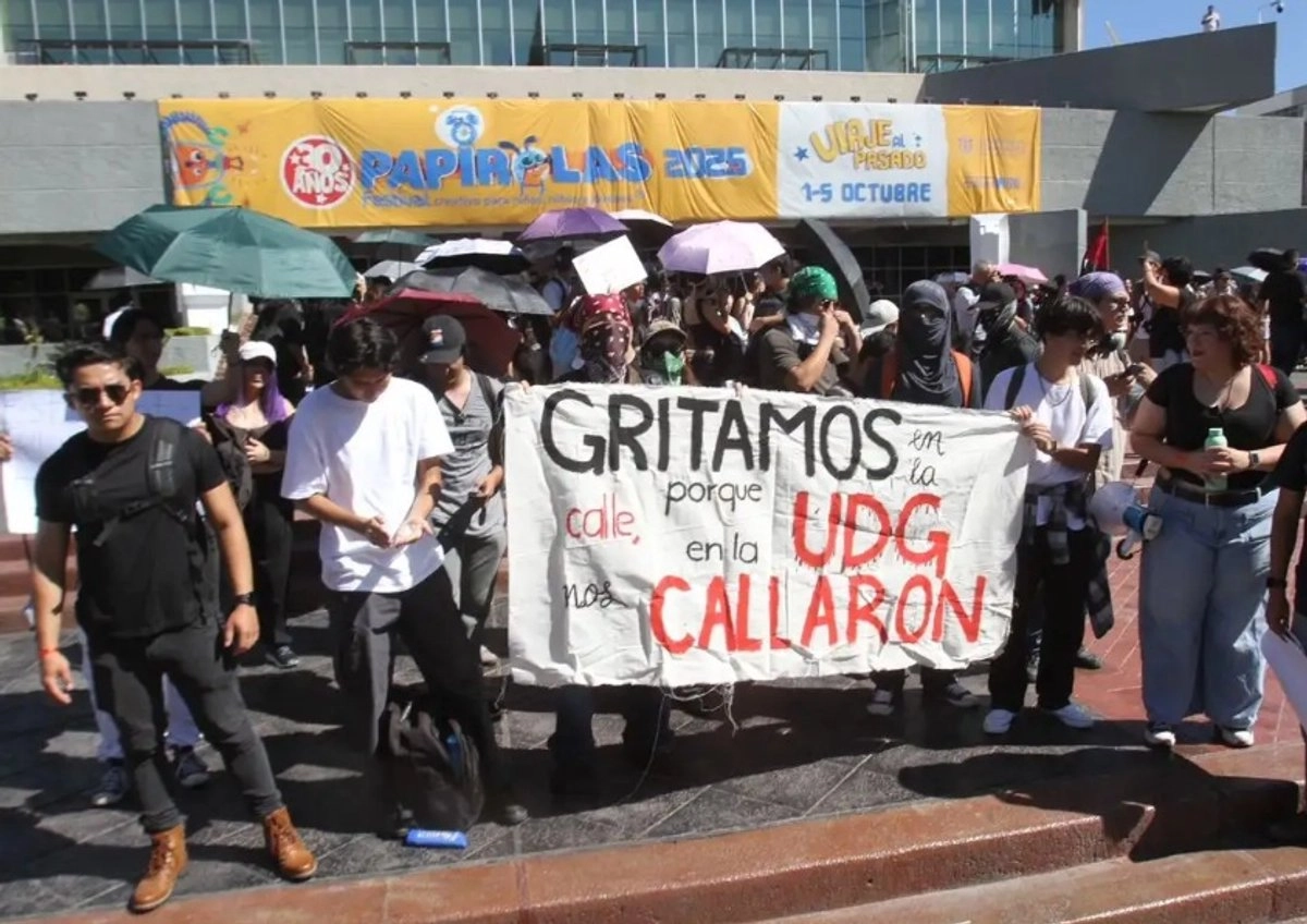Desde hace semanas, estudiantes de la UdeG han emprendido acciones para exigir el desconocimiento de la Federación Estudiantil Universitaria, ya que dicen "no los representa". Foto