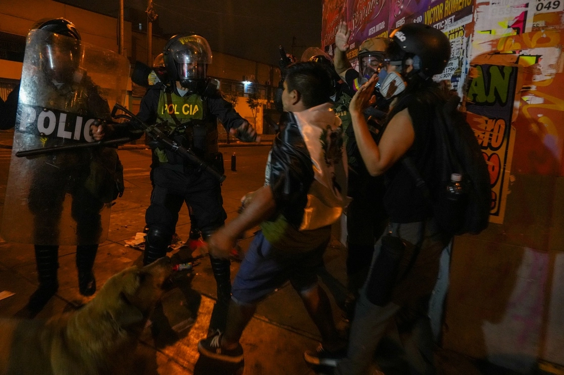 Policías arrinconan a manifestantesen Lima, Perú. Las protestas exigen la dimisión de la presidenta Dina Boluarte y la liberación del ex mandatario, Pedro Castillo. Foto Ap
