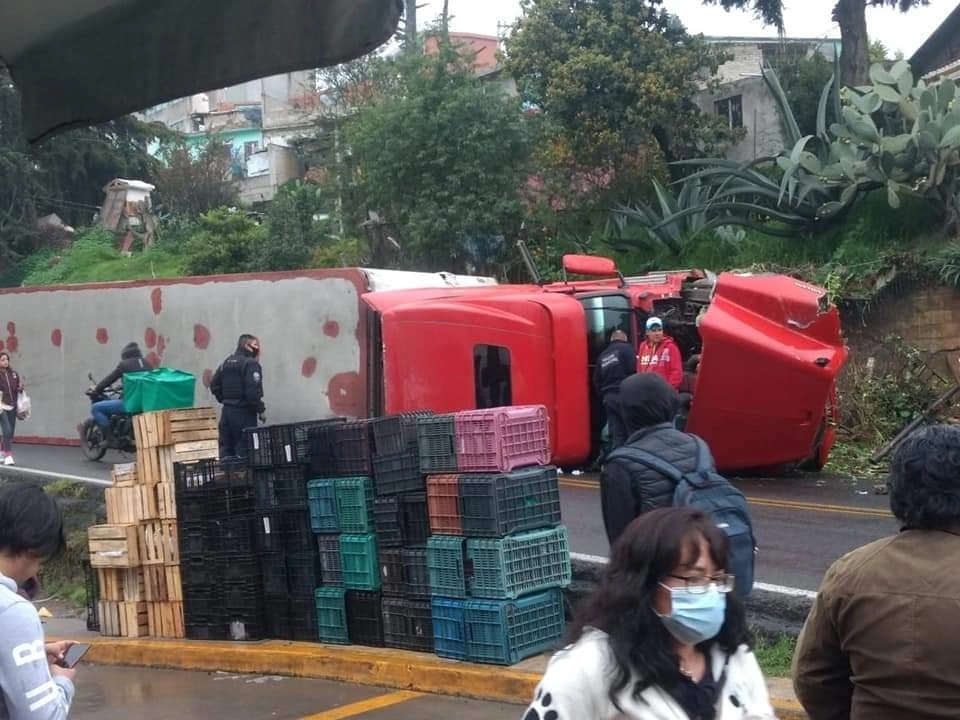 Ambos sentidos de la carretera libre Naucalpan-Toluca han sido cerrados por la volcadura de un tráiler, a la altura del poblado de San Francisco Chimalpa. Foto La Jornada