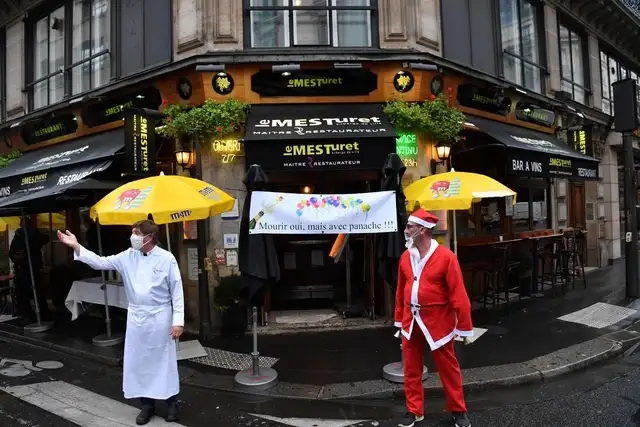 Los restaurantes parisinos seguirán abiertos si respetan las medidas sanitarias. Foto Afp 