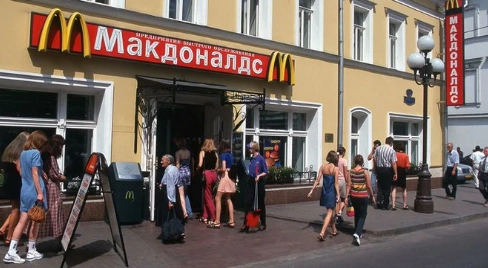 McDonald's era en cierta forma el símbolo de las grandes empresas que habían decidido hasta ahora proseguir con sus actividades en Rusia. Foto tomada del Twitter de @_NOALCOMUNISMO / Archivo