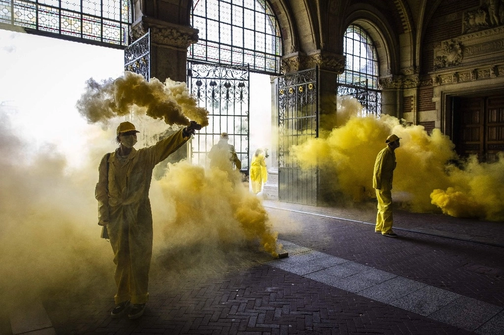Activistas climáticos de Extinction Rebellion, un movimiento ambientalista global, bloquean una entrada del museo Rijksmuseum de Ámsterdam,  para protestar contra el principal patrocinador del museo, ING, el 7 de septiembre de 2024. Foto Afp
