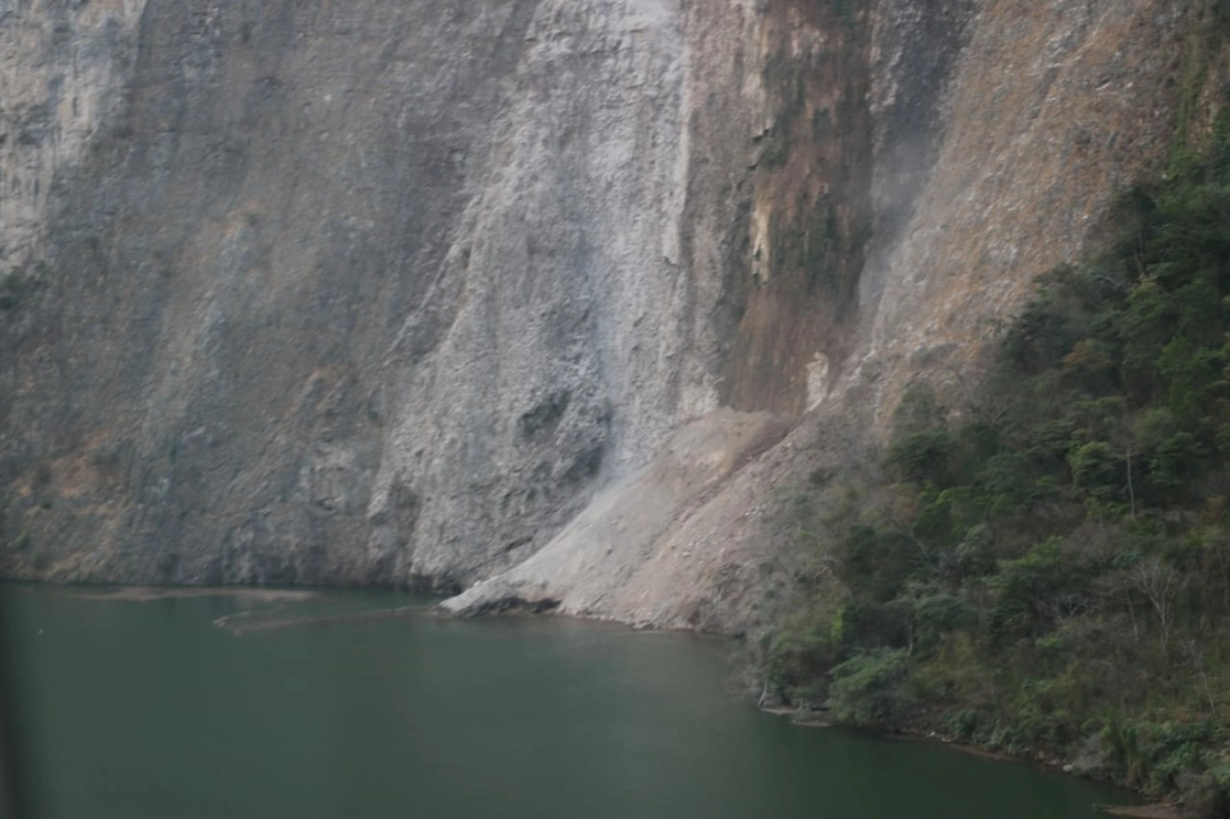 El desprendimiento de rocas se registró en una de las paredes del Parque Nacional Cañón del Sumidero, luego de un sismo. Foto La Jornada 