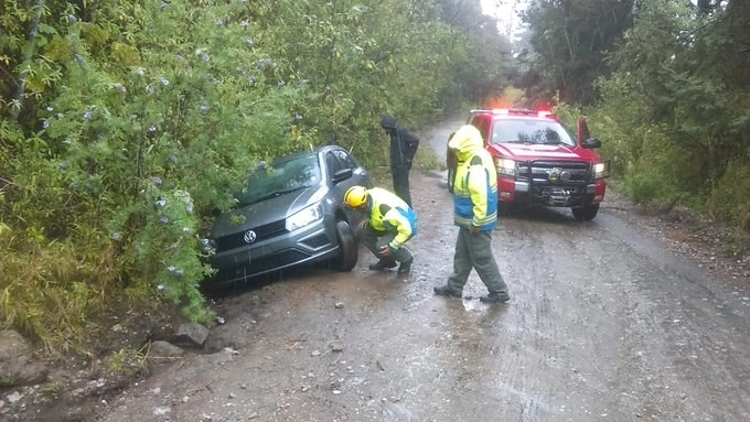 Un auto derrapó en la brecha el milanés al intentar subir al parque, por lo que tuvo que ser auxiliado por Protección Civil de Jalisco. Imagen @PCJalisco