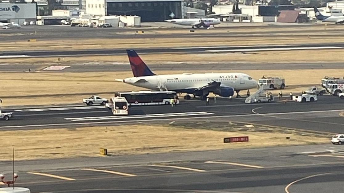 Aeronave de Delta Airlines tras la pinchadura del neumático. Foto AICM