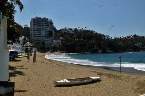 La playa La Audiencia, en Manzanillo, Colima, está desierta. Foto Juan Carlos Flores