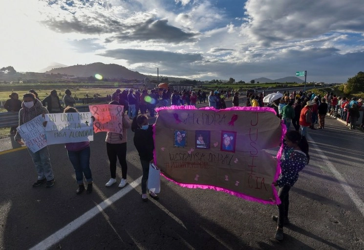 Desde el viernes, pobladores de Tlanixco bloquean la autopista Tenango-Ixtapan de la Sal. Exigen justicia por la desaparición y muerte de una menor la semana pasada. Foto Cuartoscuro