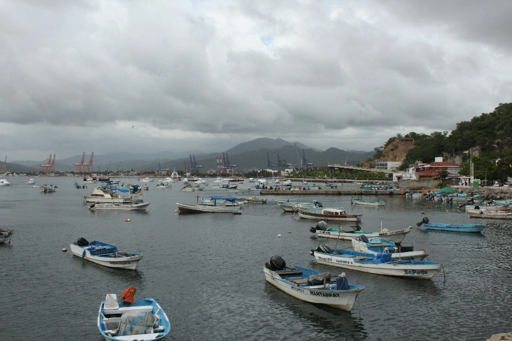 La capitanía del puerto de Manzanillo ordenó el cierre a todo tipo de embarcaciones, luego que el huracán ‘Norma’ se intensificó a categoría cuatro. Foto Juan Carlos C. Flores