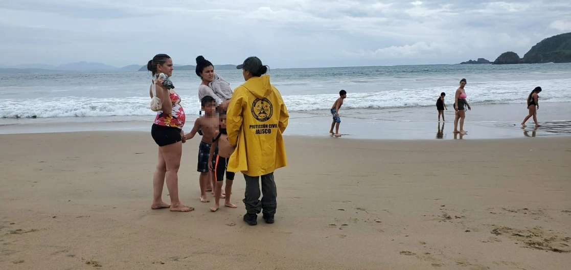 Autoridades recorren las costas de Jalisco para exhortar a los habitantes a abandonar la zona ante la cercanía del huracán ‘Roslyn’. Foto Tomada del Twitter @PCJalisco