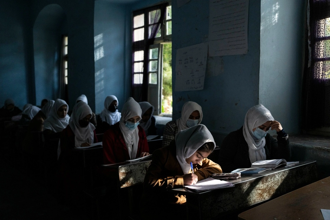 Niñas afganas asisten a clases en la Escuela Secundaria en Herat, Afganistán, el 25 de noviembre de 2021. Foto Ap
