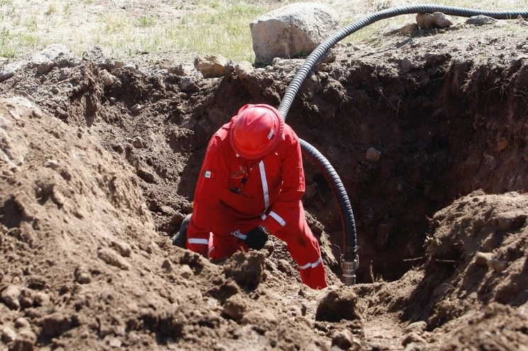 Elementos de la Guardia Nacional y Pemex aseguran una toma clandestina utilizada para el robo de combustible, en Tepeapulco, Hidalgo, el pasado 14 de julio de 2020. Foto Roberto García Ortiz 