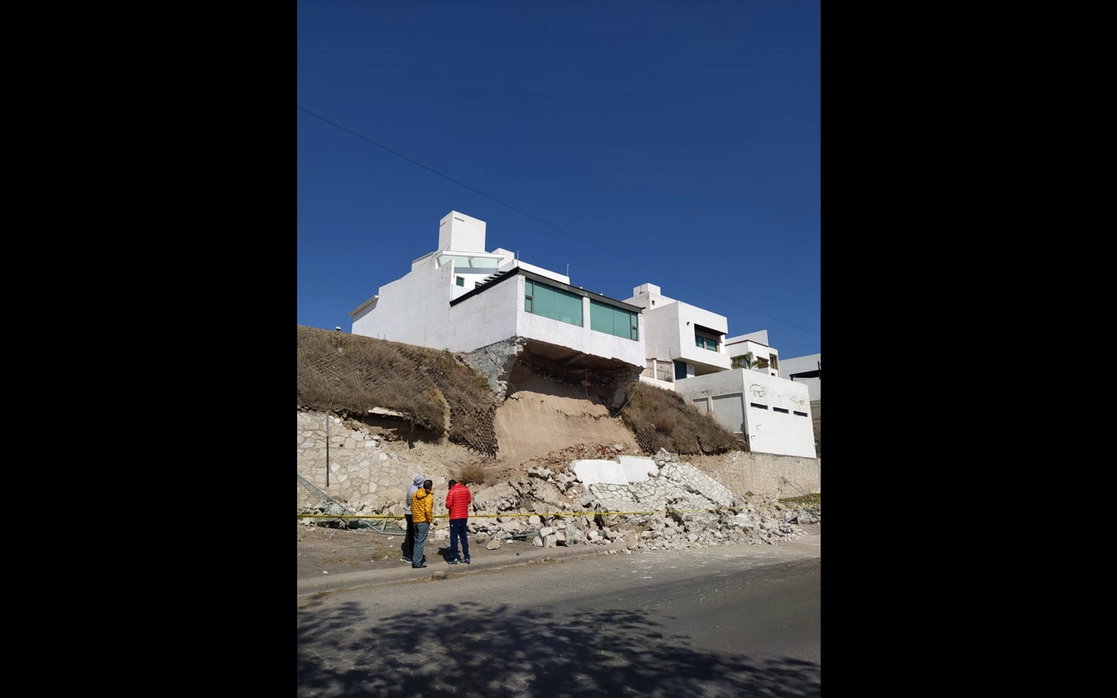 El desplome dejó una casa a punto del colapso en el fraccionamiento La Moraleja de Pachuca. Foto Juan Ricardo Montoya 
