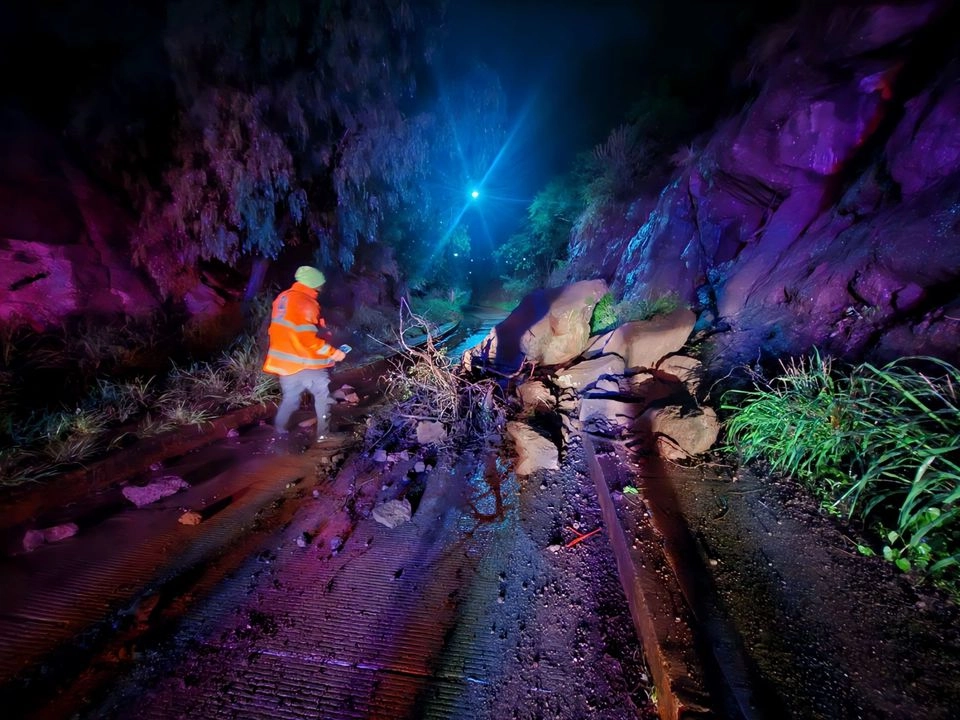 El gobierno local informó que la noche del sábado hubo “un derrumbe de parte del cerro en el acceso de Pueblito de Rocha a Las Teresas, lo que provocó el cierre de la vialidad”.