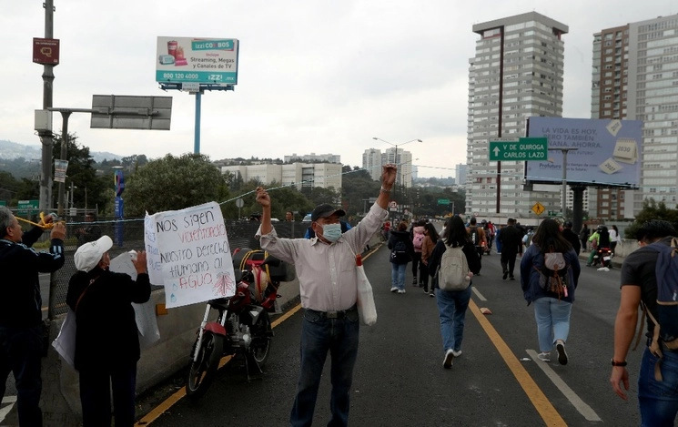 Habitantes de las alcaldías Cuajimalpa y Álvaro Obregón bloquearon ayer los accesos a la Autopista Urbana Poniente, a la altura del puente de Los Poetas, en protesta porque autoridades del Sacmex no resuelven el problema de falta de agua en sus comunidades. Foto Alfredo Domínguez 