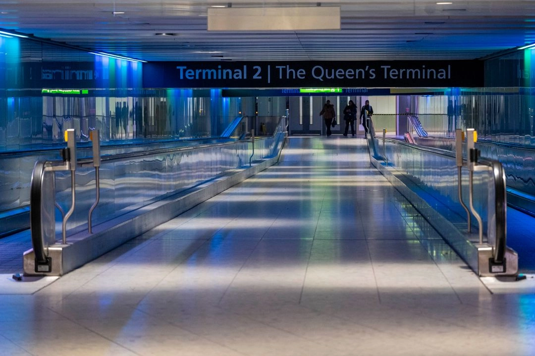 Acceso a la Terminal 2 del aeropuerto de Heathrow, en Londres, Inglaterra; la terminal aérea permanecerá cerrada debido a un incendio en una subestación eléctrica cercana. Foto 