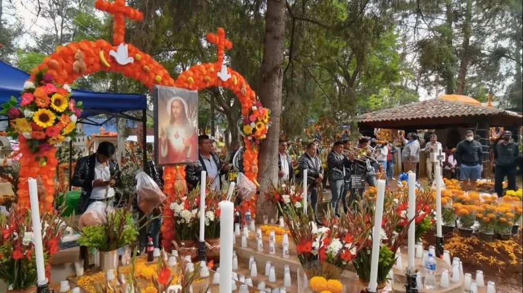 Celebración de Día de Muertos en Patzuaro, Michoacán. Foto Xinhua