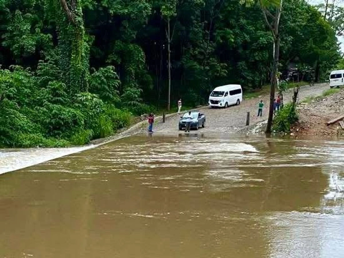 Varios puntos de las carretera en Oaxaca quedaron cerradas a la circulación luego de las inundaciones y deslaves que dejó el paso de la tormenta 'Ivo'. Foto 