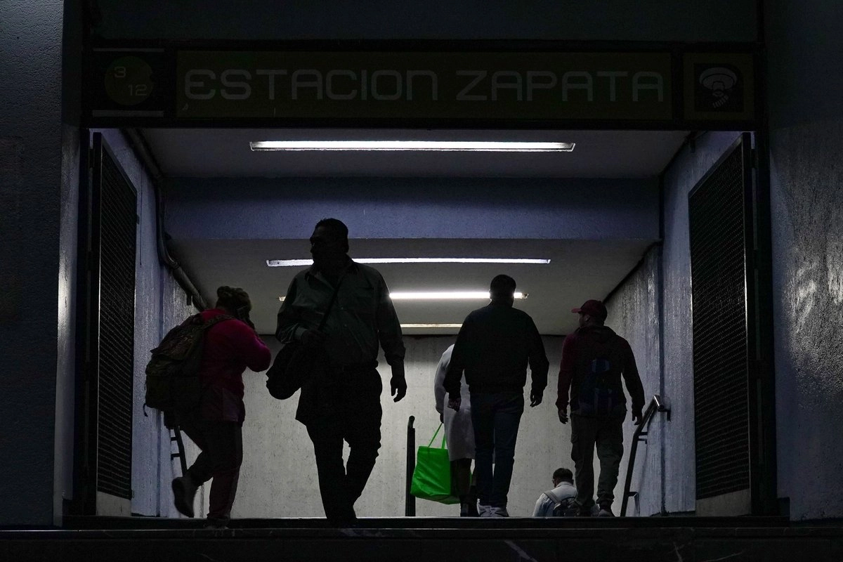 Los cierres se realizaron por el acto que se tiene previsto realizar este sábado en la plancha del Zócalo por los siete años de gobierno de la Cuarta Transformación.