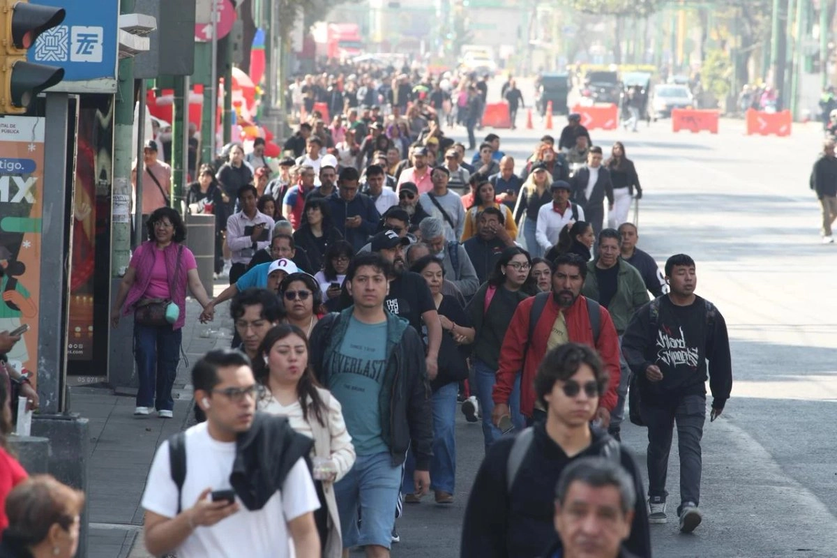 Usuarios del Metro caminan sobre Eje Central para llegar a sus destino, luego del cierre de estaciones por el desfile del 115 aniversario del inicio de la Revolución Mexicana, el 20 de noviembre de 2025. Foto 