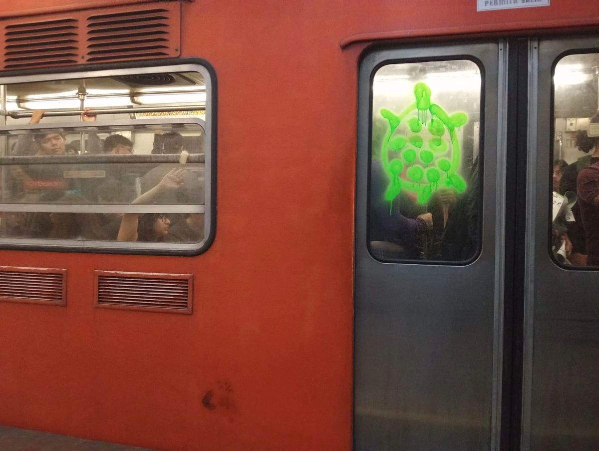 Los elementos policiacos piden a los usuarios recorrerse a la mitad del andén por cuestiones "de seguridad". Foto