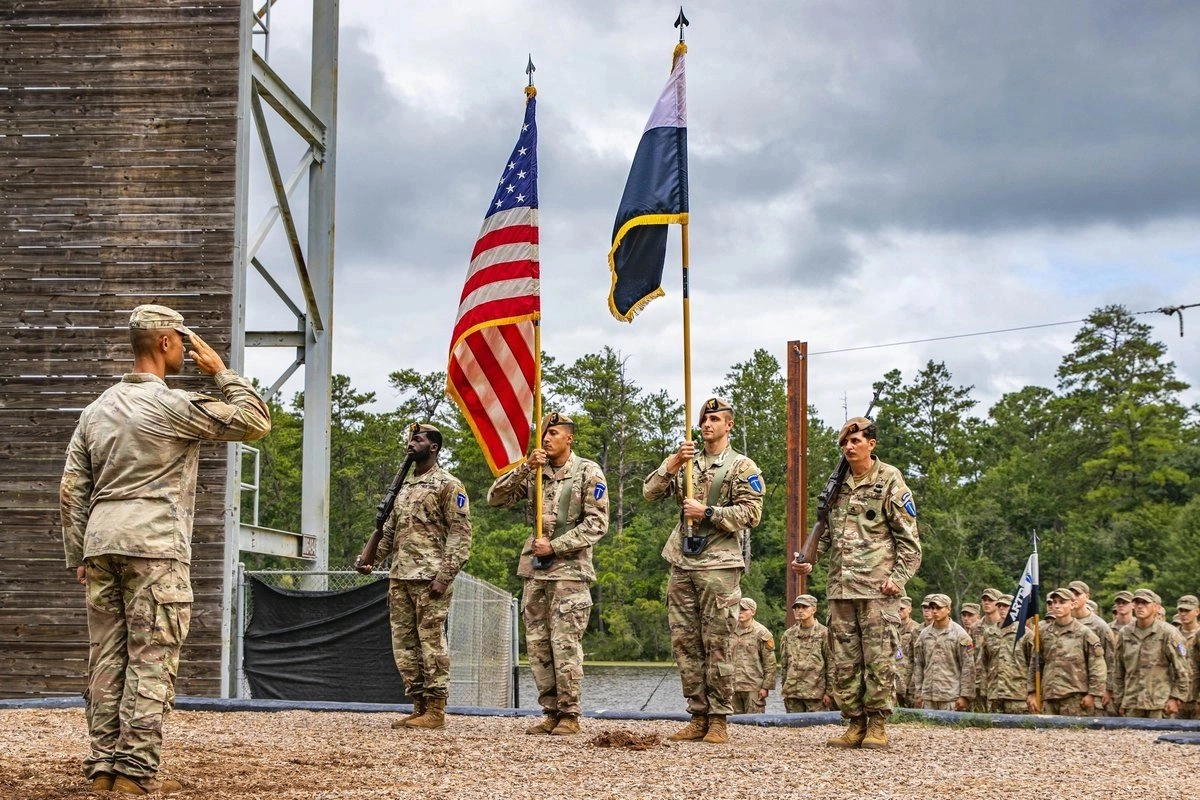 Unas 2 mil personas que laboran en bases militares de EU en el extranjero han sentido el impacto del cierre de gobierno al dejar de percibir sus salarios. Foto 