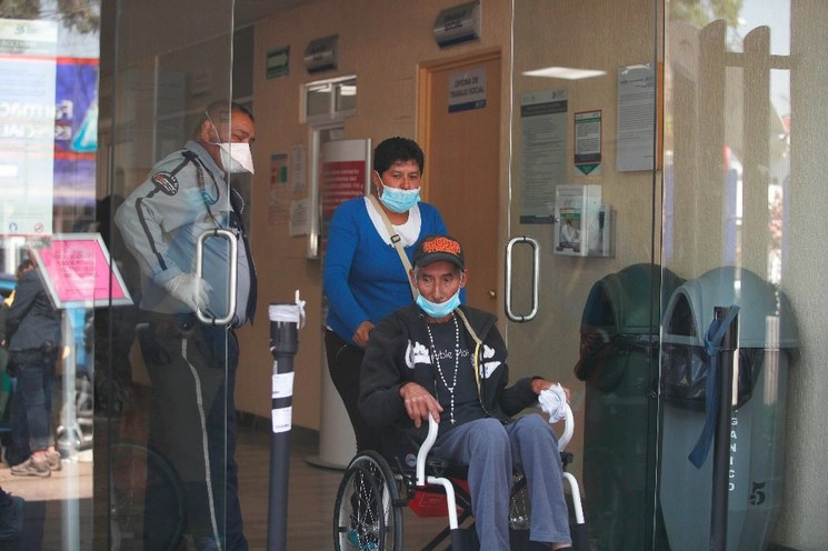 Pacientes y personal de seguridad en el Instituto Nacional de Enfermedades Respiratorias en la CDMX. Foto Alfredo Domínguez