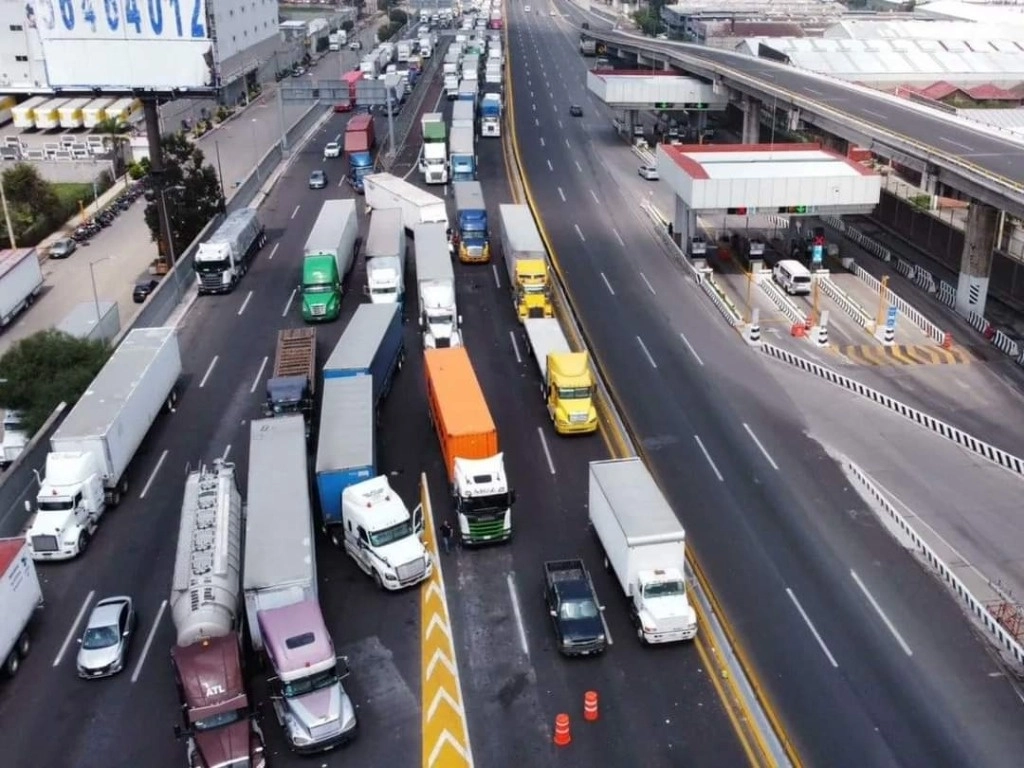 Aspecto de la autopista ArcoNorte, bloqueada desde el martes por ejidatarios que exigen a las autoridades indemnizaciones por sus tierras que fueron usadas para la construcción de la México-Puebla. Foto tomada de la página DMS Noticias de Facebook