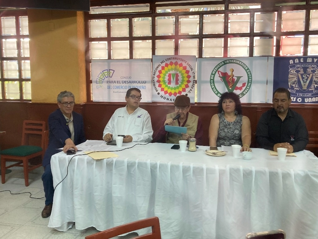 Durante una conferencia del Consejo para el Desarrollo del Comercio en Pequeño y la Empresa Familiar. Foto Bertha Teresa Ramírez