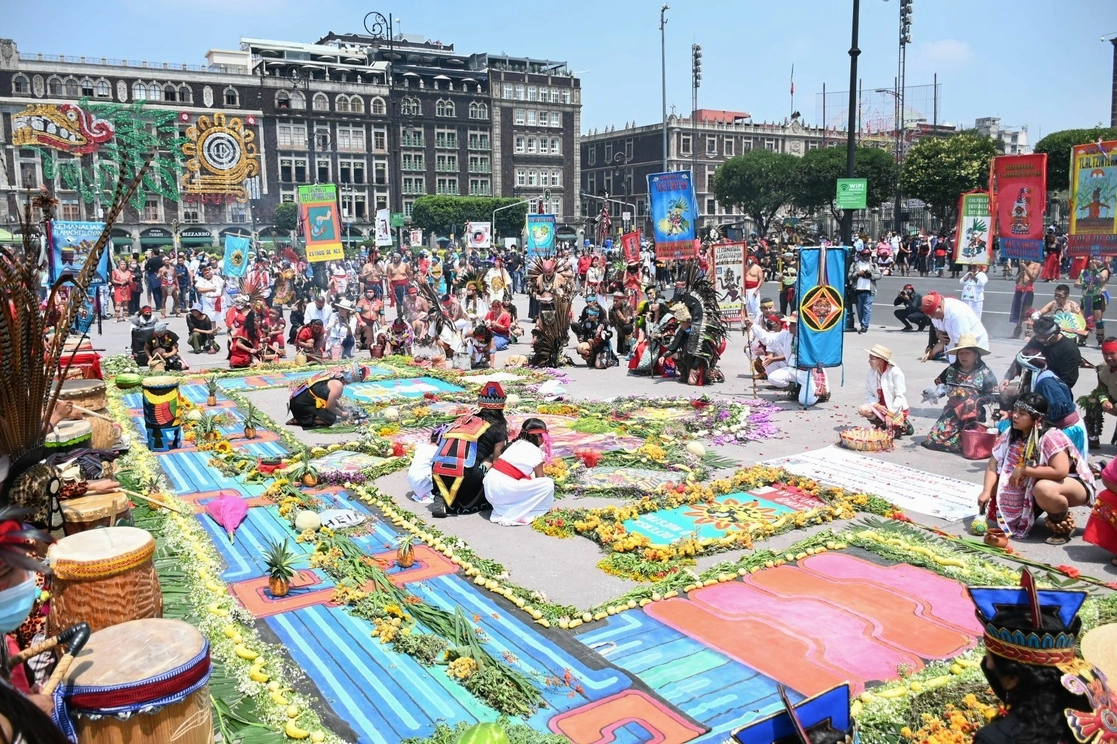 Danzantes se dieron cita en la explanada del Zócalo capitalino para conmemorar los 500 años de la defensa de Tenochtitlán. Foto Cuartoscuro