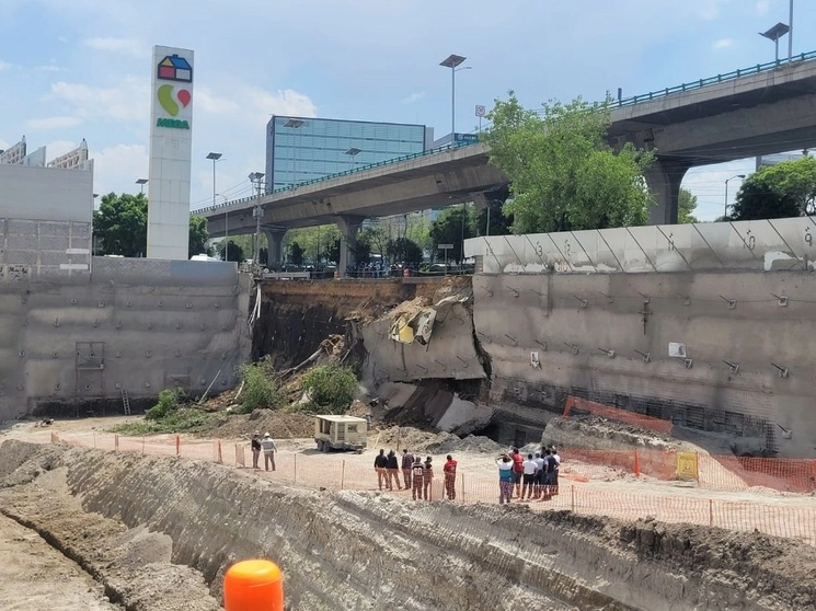 La lateral del Periférico norte fue cerrada a la altura de la colonia Valle Dorado, debido a un derrumbe, el 18 de mayo de 2023. Foto cortesía Protección Civil y Bomberos de Tlalnepantla 