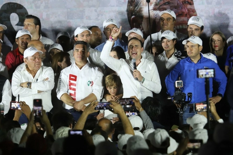 Manolo Jiménez, candidato a la gubernatura de Coahuila por el PRI-PAN-PRD, festejó su virtual triunfo en las elecciones del día de ayer. Lo acompañaron Jesús Zambrano, Alejandro Moreno Cárdenas y Marko Cortés. Foto Cuartoscuro