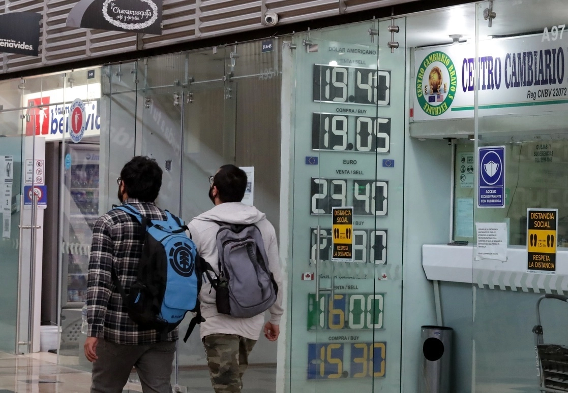 Cotización del dólar en una casa de cambio del Aeropuerto Internacional de la Ciudad de México. Foto Roberto García Ortiz / Archivo