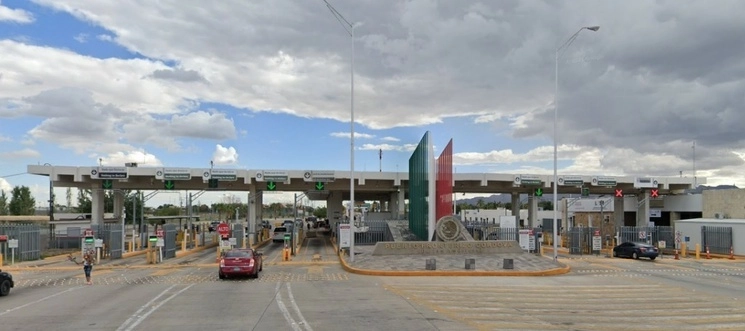 Autoridades de EU cerraron el paso a mercancía en el puente internacional Córdova-Américas para agilizar procesamiento de migrantes. Foto Tomada de Google Street View
