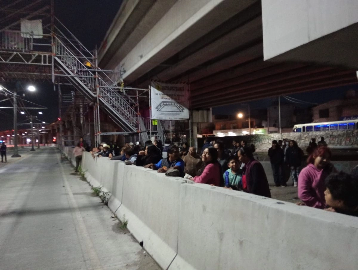 Vecinos bloquean la autopista México-Puebla y el carril confinado del Trolebús Santa Marta-Chalco. Foto