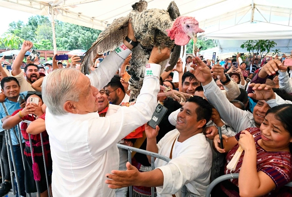 En Palenque, el Presidente recibió obsequios y dijo estar orgulloso de haber encabezado la transformación. Foto Presidencia 