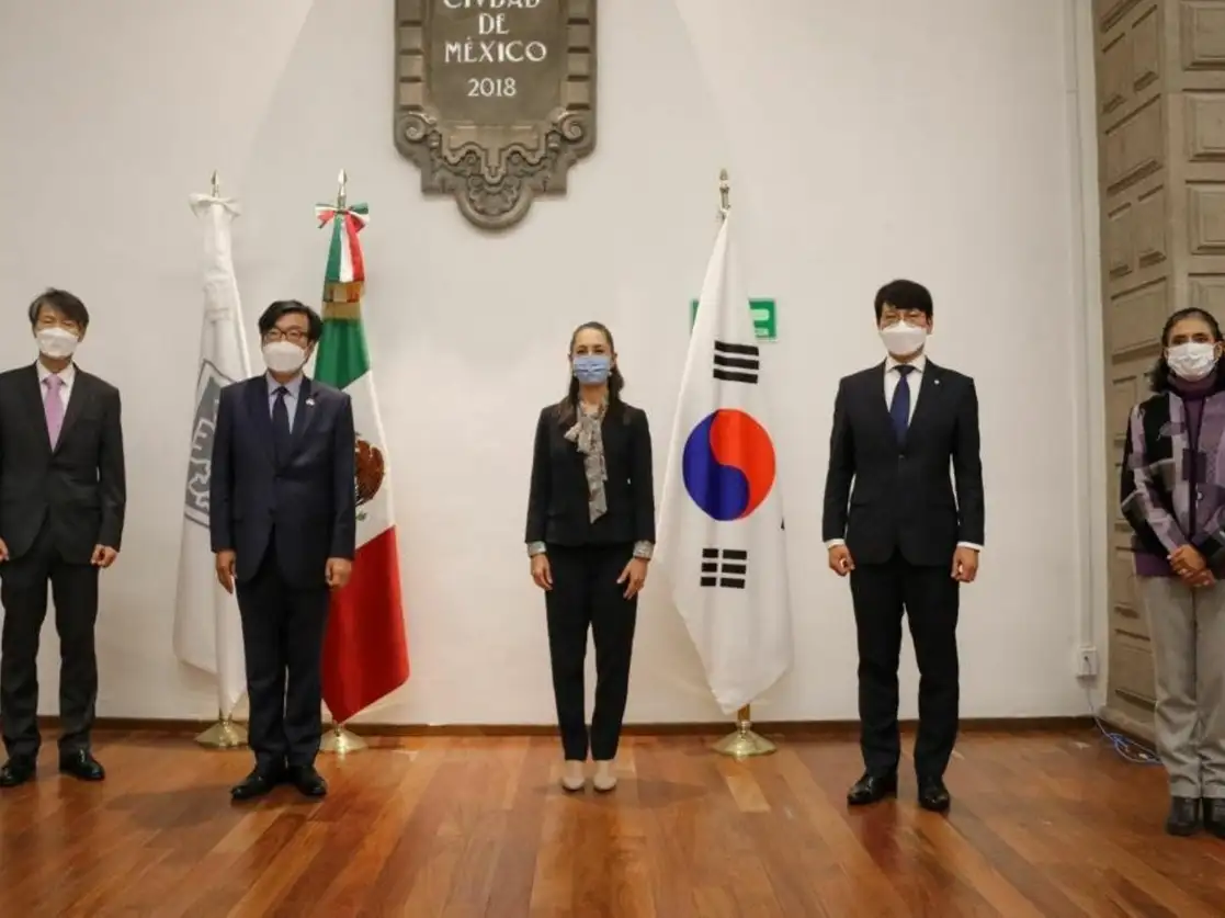 La jefa de Gobierno, Claudia Sheinbaum, y el embajador de la República de Corea del Sur en México, Shu Jeong-in, concretaron la donación del país asiático de 50 mil pruebas PCR para detectar Covid-19, 10 mil mascarillas quirúrgicas de triple filtro y 50 congeladores para el resguardo de vacunas. Foto tomada del Twitter de @GobCDMX
