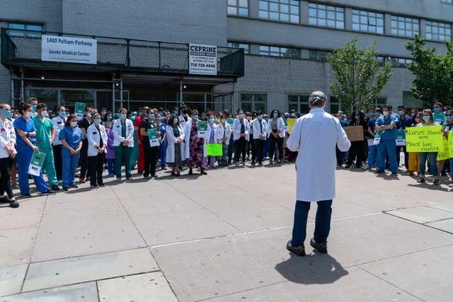 Personal médico de hospital en Nueva York se une a las manifestaciones contra el asesinato de George Floyd y la violencia policial. Foto Afp
