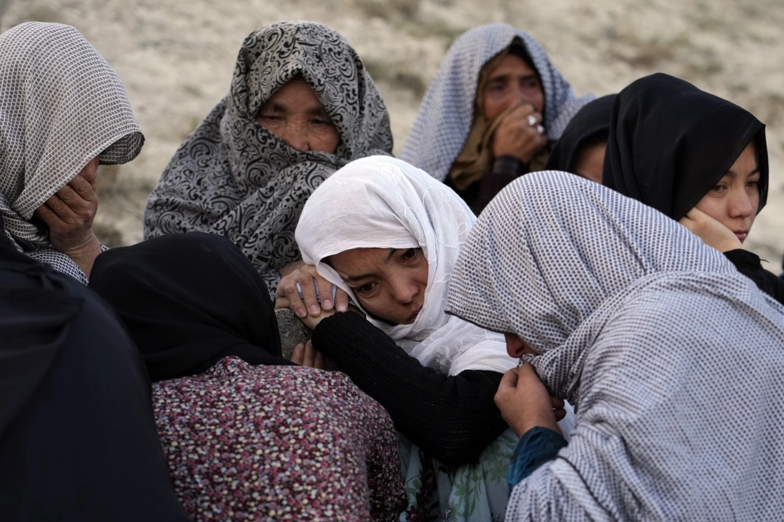 El atentado suicida perpetrado el viernes en un centro de formación para estudiantes en Kabul causó al menos 53 muertos, entre ellos 46 chicas y mujeres. Foto Ap