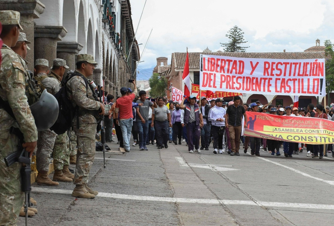 Soldados montan guardia en la plaza central de Ayacucho, en Perú. Foto Afp 