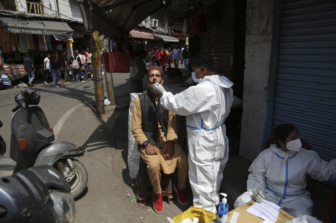 Personal médico realizar una prueba de detección de Covid-19 en Jammi, India, tercera nación con más muertos por esta enfermedad, el 11 de abril de 2021. Foto Ap
