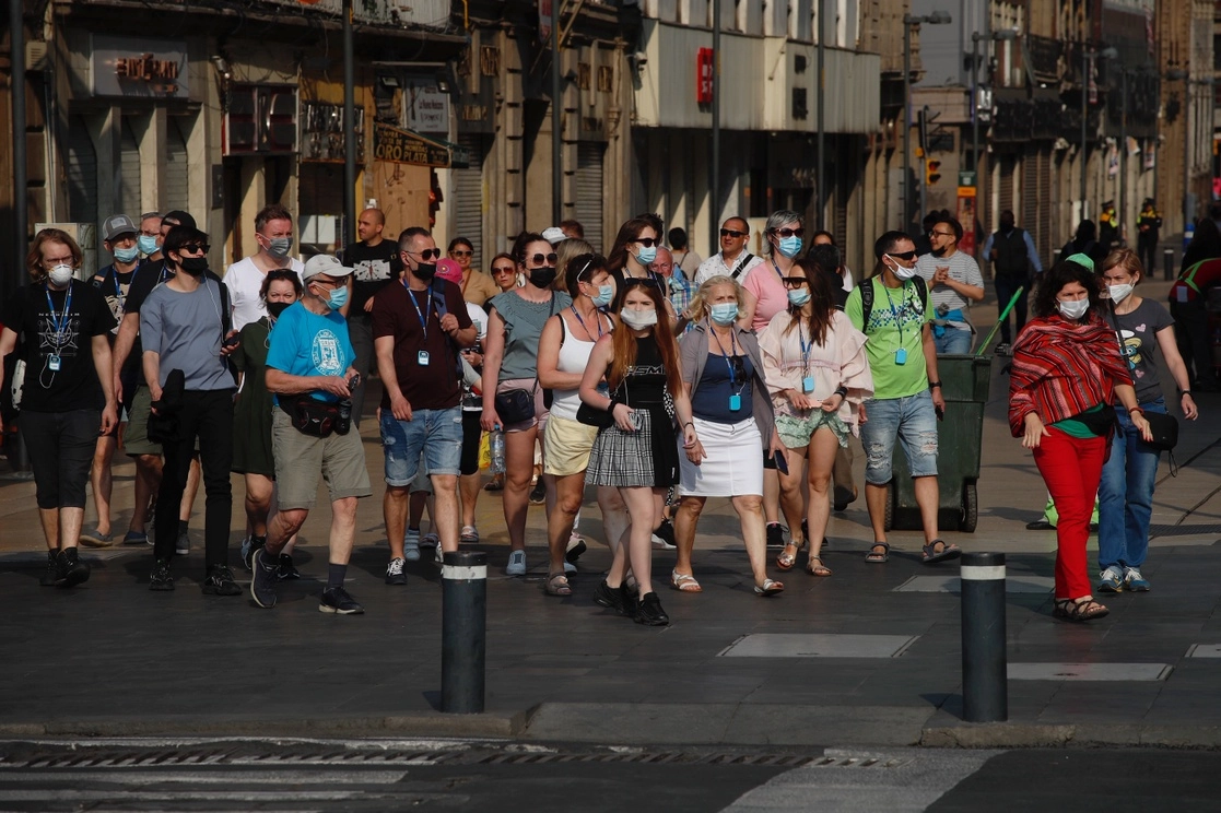 Turistas pasean por el Centro Histórico de la Ciudad de México. Foto Cristina Rodríguez / Archivo