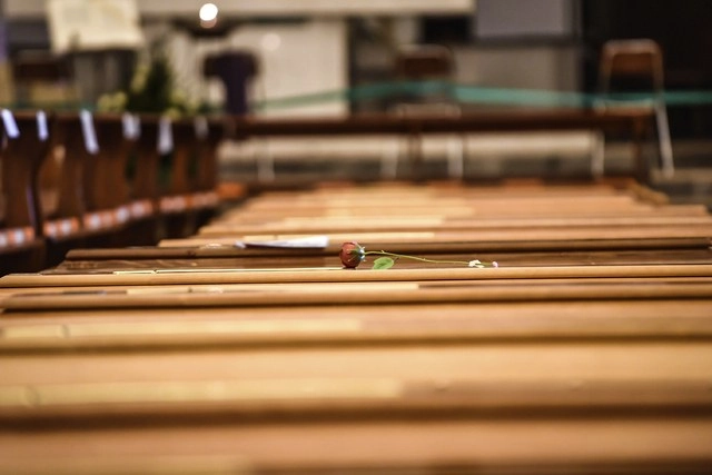 Ataúdes alineados en la iglesia de San Giuseppe, en Seriate, provincia de Bérgamo, uno de los sitios donde el Covid-19 golpeó con más fuerza. Foto Ap 