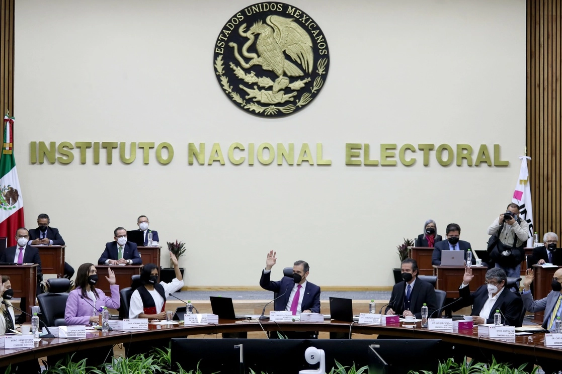 El Consejero Presidente del INE, Lorenzo Córdova, encabeza la sesión del órgano electoral, en el marco de la jornada democrática de Revocación de Mandato, el 10 de abril del 2022. Roberto García Ortíz 