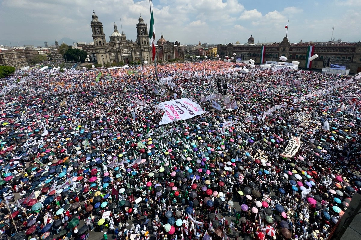 El pasado 5 de octubre miles de personas acudieron al Zócalo de la CDMX, al cierre de la gira de rendición de cuentas, de la presidenta, Claudia Sheinbaum. Foto 