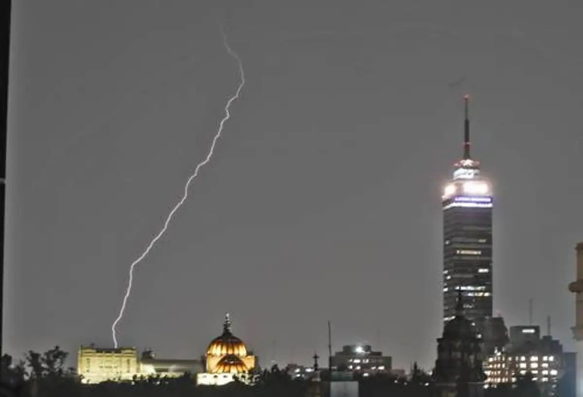 Rayos y truenos iluminaron el cielo de la capital. Foto