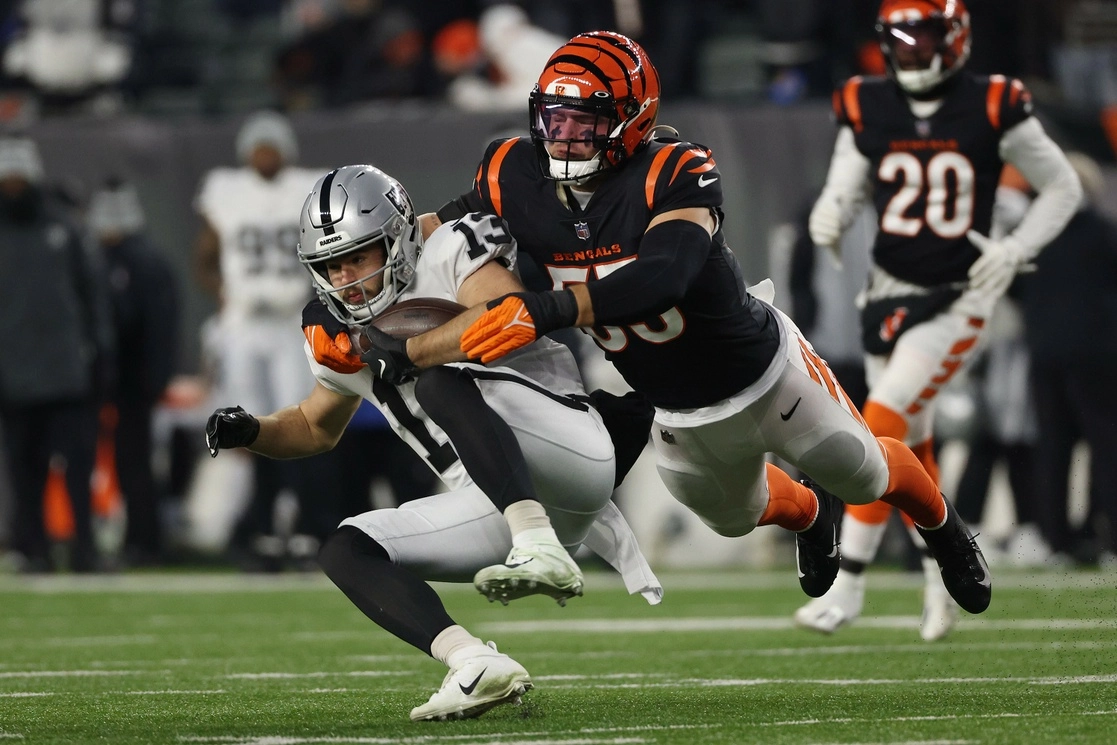Logan Wilson de Cincinnati taclea a Hunter Renfrow de Raiders en el segundo cuarto del juego de playoffs. Foto Afp