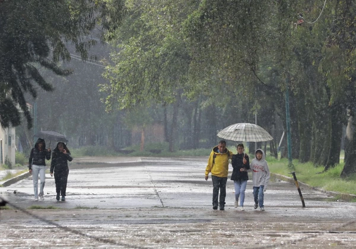 Lo que comenzó como una ligera llovizna se intesificó al avanzar la tarde. Foto